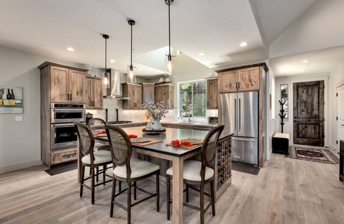 Country Club Estates House | Luxury 4 Bedroom Home with Hot Tub