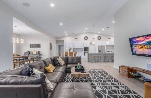 Fountain Hills House | Luxury 4 Bedroom Desert Retreat Sleeps 14 Hot Tub