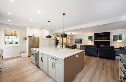 West Linn House | Luxury 4BR Retreat with Hot Tub & Sauna, Walkable