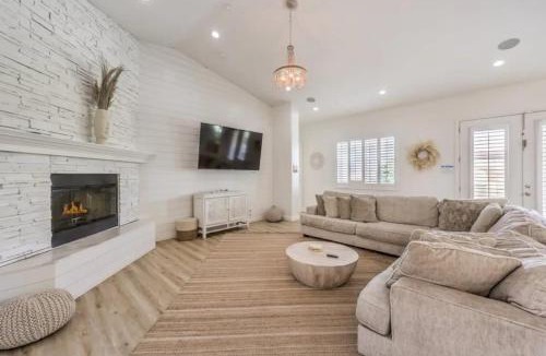 Henderson Villa | Luxury 5BR Villa Pool Hot Tub RV Friendly