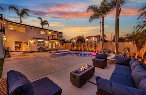 Vista House | LUXURY 8 BEDROOM COASTAL VILLA WITH PRIVATE POOL, SPA, SALON!