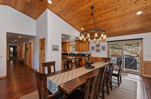 Castle Glen Estates Cabin | Luxury Castle Glen Home! HOT TUB! PET FRIENDLY! Central A/C! Mountain Views! Theater Room! Fully Fenced Back Yard! 2 Game Rooms!