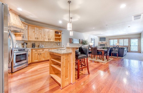 Government Camp Condo | Luxury condo with gas fireplace, updated amenities, shared pool & hot tub