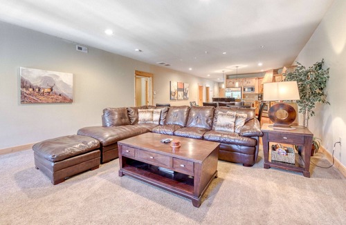 Government Camp Condo | Luxury condo with gas fireplace, updated amenities, shared pool & hot tub