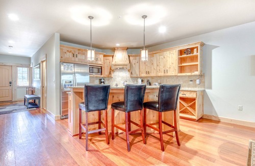 Government Camp Condo | Luxury condo with gas fireplace, updated amenities, shared pool & hot tub