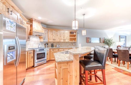 Government Camp Condo | Luxury condo with gas fireplace, updated amenities, shared pool & hot tub