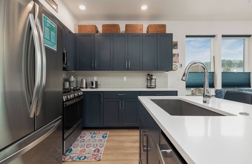 Lincoln City Condo | Luxury Condo with Deck and Grill Near the Beach!