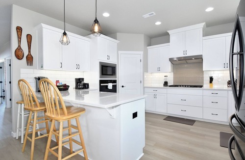 Lake Shore House | Luxury Family friendly 5bd 3ba-Home Away from Home-Vancouver/w EV charger