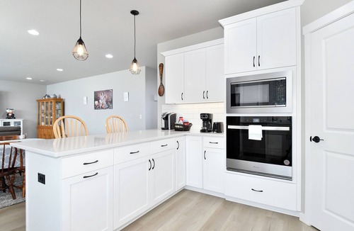 Lake Shore House | Luxury Family friendly 5bd 3ba-Home Away from Home-Vancouver/w EV charger