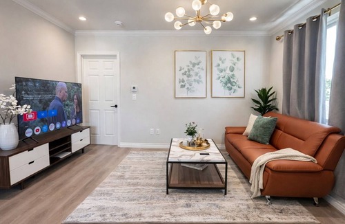 Arcadia Bed & Breakfast | Luxury Free garage 3 Suites with private bathrooms walk to 99 Ranch&Vons
