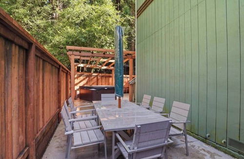 Guerneville House | Luxury Furnished 5BR Home Sleeps 12 for 30+ Day Rental, Pet Friendly!