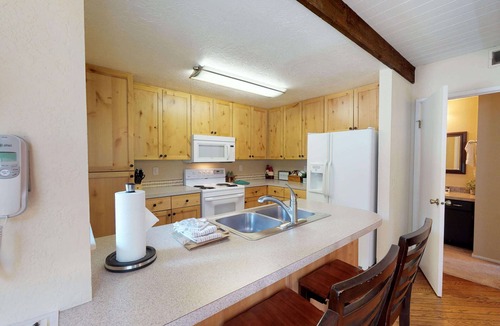Tennis Village Condo | Luxury Group Retreat with Access to Exclusive Golf