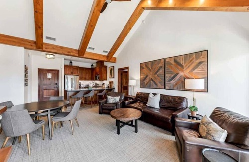 Lakeside Park Condo | Luxury@Heavenly, Arcade, PS5, Bunks, Pool+Hot Tub