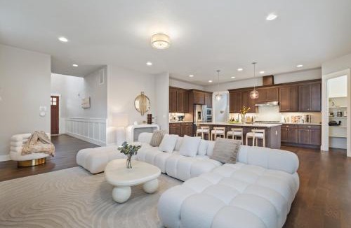 Bethany House | Luxury Home, 5BR, 4BT, Near Portland DT, Game Room, Nature Trails