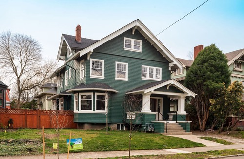 Irvington House | Luxury Home For Up to 10 Guests (8 Queen Beds)