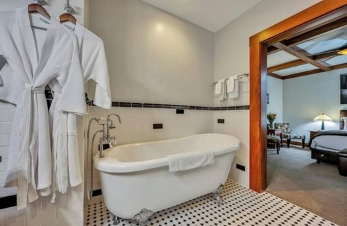 Calistoga Hotel | Luxury King Room Minutes from Downtown Calistoga. Fireplace and Spa Bathroom!
