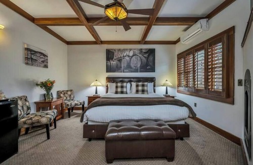 Calistoga Hotel | Luxury King Room Minutes from Downtown Calistoga. Fireplace and Spa Bathroom!