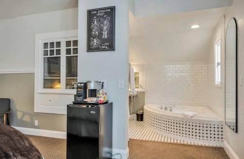 Calistoga Hotel | Luxury King Room with Jetted bath, Small Private Deck. Walk to Calistoga Spas