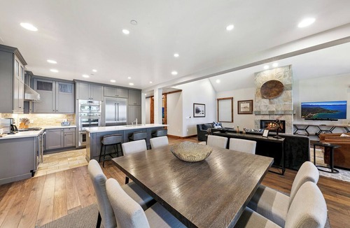 Sierra Shores Condo | Luxury Lakefront Remodel BBQ, Hot Tub, near Heavenly | PEAK SS6