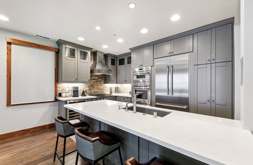 Sierra Shores Condo | Luxury Lakefront Remodel BBQ, Hot Tub, near Heavenly | PEAK SS6