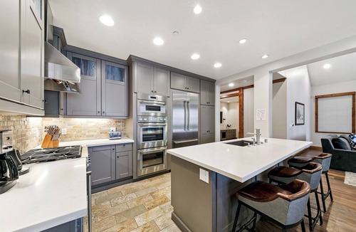Sierra Shores Condo | Luxury Lakefront Remodel BBQ, Hot Tub, near Heavenly | PEAK SS6