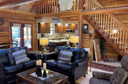 Pinetop Cabin | Luxury Log Cabin Living! AC, Kid & Pet Friendly, Fishing, Hiking, Golf