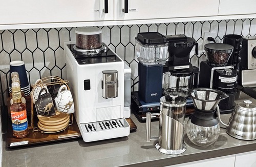 Four Corners House | Luxury MCM King Suite Coffee Lover's Dream! EV2