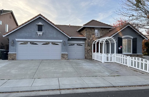 Modesto House | Luxury, modern and cozy home in a friendly neighborhood, close to everywhere!