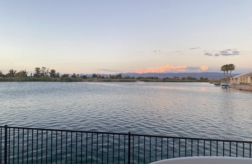 Mohave Valley House | LUXURY MODERN FAMILY HOME +Views +New 4 bd Oasis +Water Front +Fish +Pool Tablet