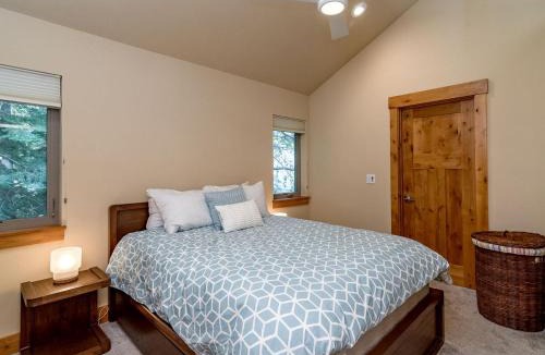 Truckee House | Luxury Mountain Pet-Friendly Cabin | Golf Views & Sleeps 13