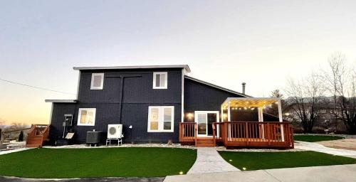 Reno House | Luxury Mountain View Retreat with Swim Spa, Hot Tub & Mini Golf Sleeps 8