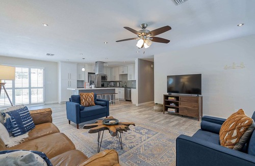 Cox Heights House | Luxury Oasis with Pool Sleeps 7 - Close to Old Town!