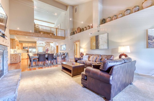 Government Camp Condo | Luxury penthouse condo withshared pool, hot tub & great mountain views