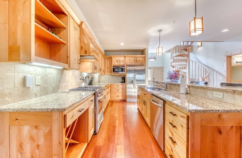 Government Camp Condo | Luxury penthouse condo withshared pool, hot tub & great mountain views