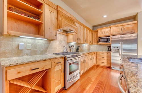 Government Camp Condo | Luxury penthouse condo withshared pool, hot tub & great mountain views