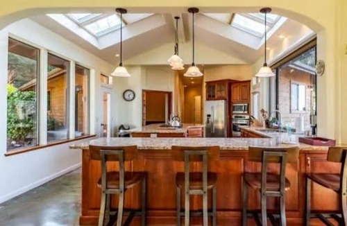 Freshwater House | Luxury Retreat with Bay Views on 2.5 Acres