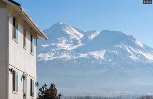Weed Villa | Luxury Shasta Vista Retreat & Basecamp - Sauna & Jacuzzi