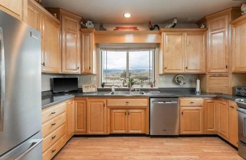 Weed Villa | Luxury Shasta Vista Retreat & Basecamp - Sauna & Jacuzzi