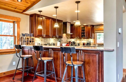 Truckee House | Luxury Tahoe/Donner Home w/Mountain Views, Sauna & Hot Tub! - 6 Bed/4.5 Bath
