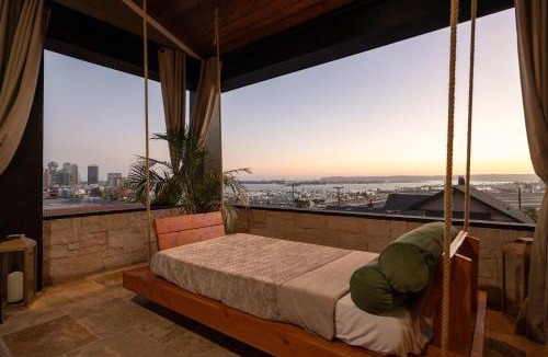 Middletown House | Luxury Villa w Ocean & Downtown Views