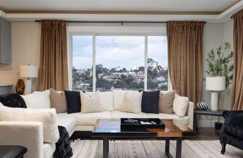 Middletown House | Luxury Villa w Ocean & Downtown Views