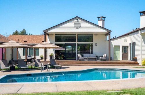 Kenwood House | Luxury Vineyard Estate | Walk to Wineries, Pool
