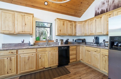 Pinetop-Lakeside Cabin | Luxury Waterfront Cabin at Rainbow Lake w/AC, Hot Tub, Game Room, Dock