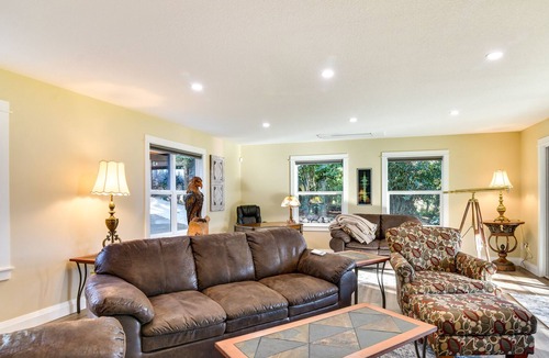 Oak Grove House | Luxury Waterfront Oregon Home w/ Large Deck!