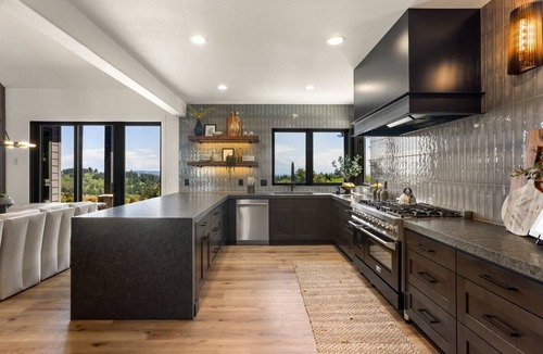 Dundee House | Luxury Wine Estate, Hot Tub & Game Room