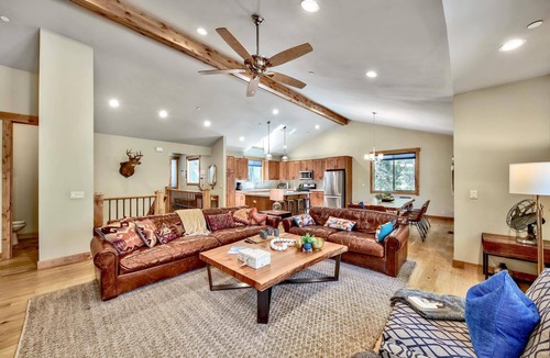 Kingswood Estates House | Lx22 Lake Tahoe north shore 4 bed cabin w/hot tub