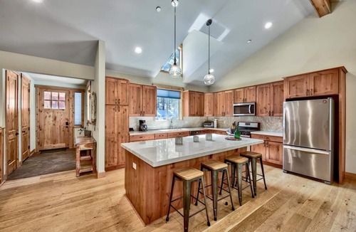 Kingswood Estates House | Lx22 Lake Tahoe north shore 4 bed cabin w/hot tub