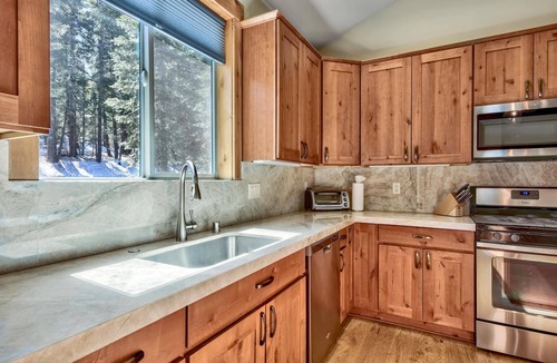 Kingswood Estates House | Lx22 Lake Tahoe north shore 4 bed cabin w/hot tub