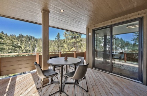 Upper Kingsbury House | Lx40 Tahoe Mountain view new build