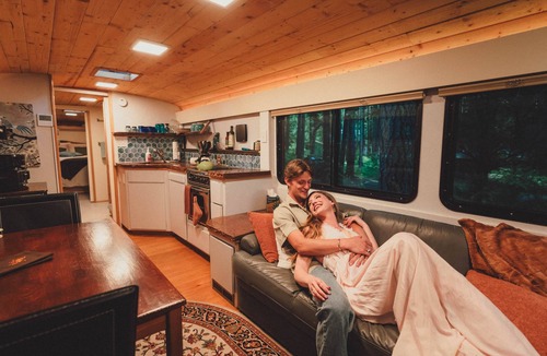 Sunny Valley House | Madrone Hideout-Artist Bus Retreat at Azalea Grove Getaway